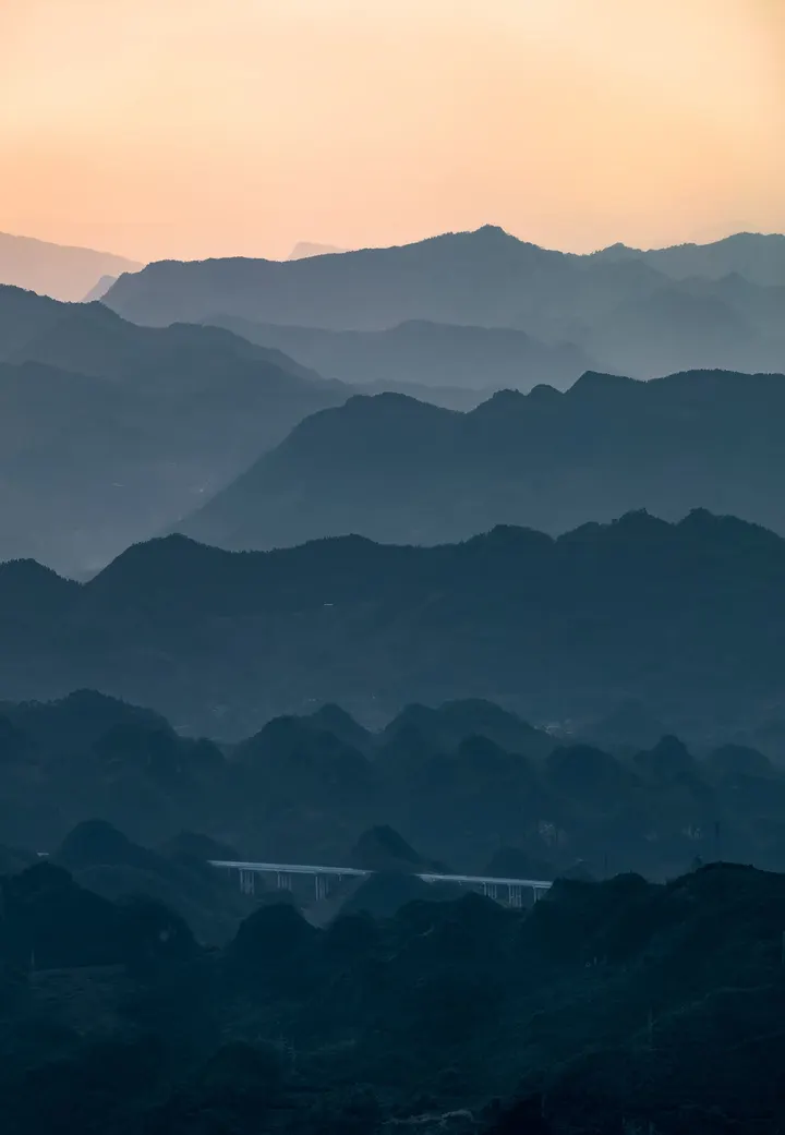 穿越崇山叠嶂