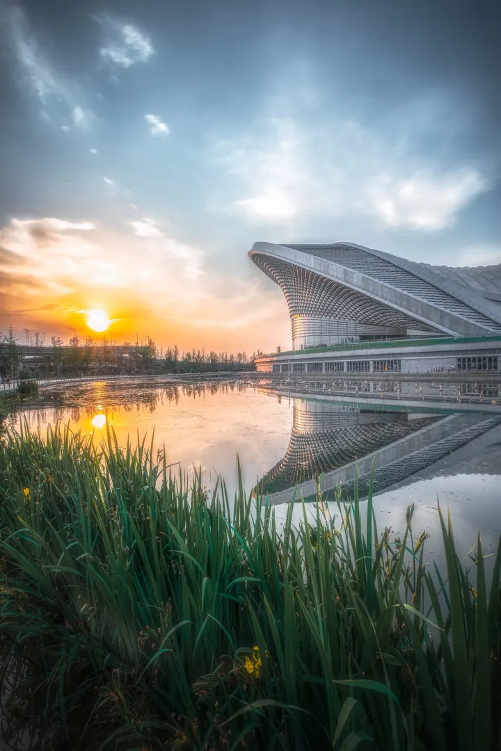 夕阳下的成都露天音乐公园