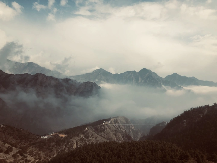 云雾中的贺兰山