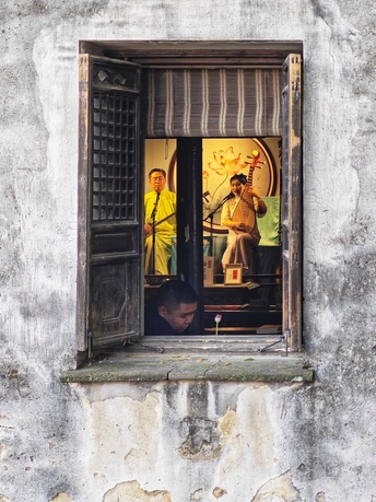 墙上有一个男人和一个小孩子的画 有一个开放的窗户。