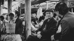 一个老人坐在市场