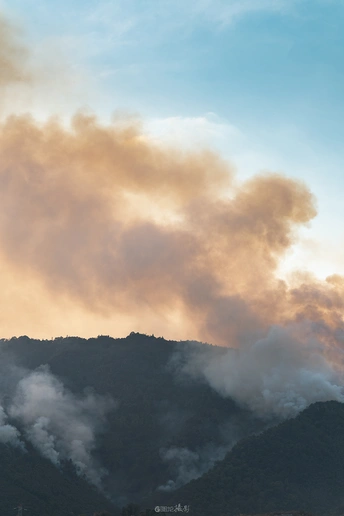 天空中的一大片烟雾