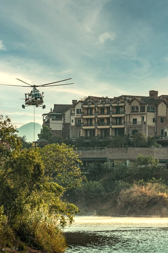 在水体上空飞行的直升机