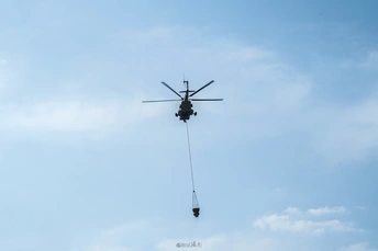 一架直升机在空中飞行