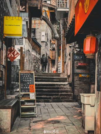 一条狭窄的古老城市小巷 有楼梯和标志。