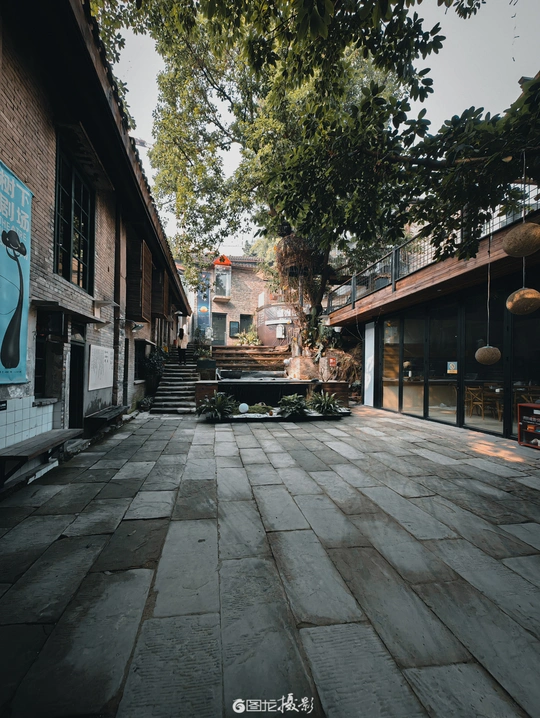 空荡荡的庭院 位于空荡荡的街道两侧的建筑之间