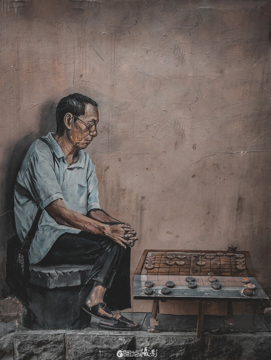 一幅老人在墙上玩游戏的画