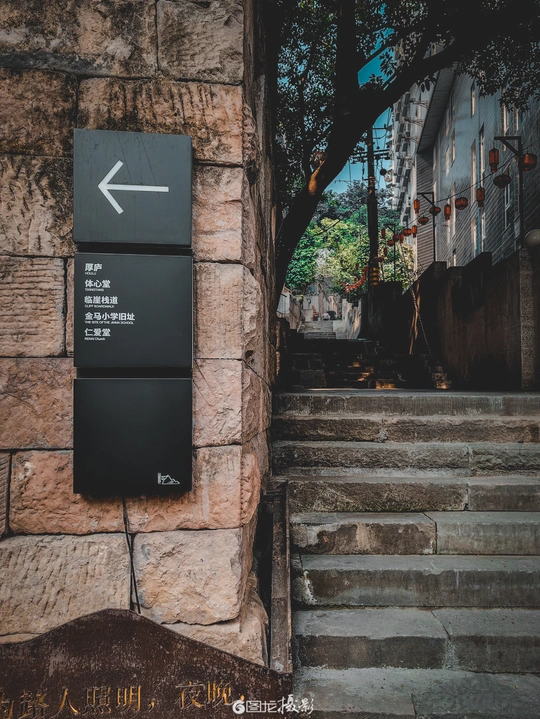 前往一座带有标志的建筑物的一系列步骤