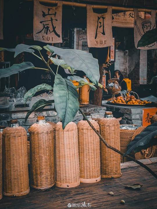 一堆香蕉 装在篮子里