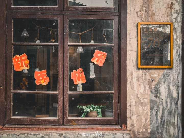 一座老房子里的窗户 外面挂着中国灯笼