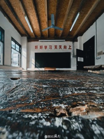 一个空荡荡的大房间 木地板