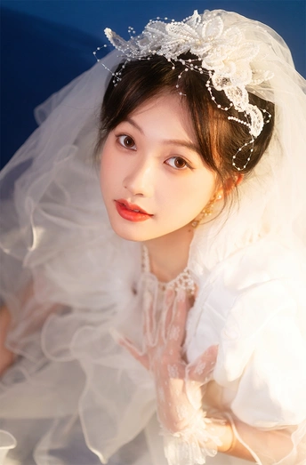 一位穿着白色婚纱和头纱的年轻女子肖像