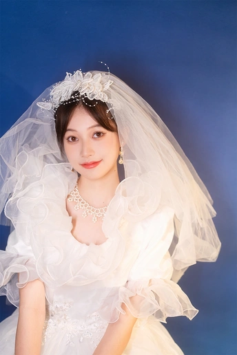 一位穿着白色婚纱和头纱的年轻女子