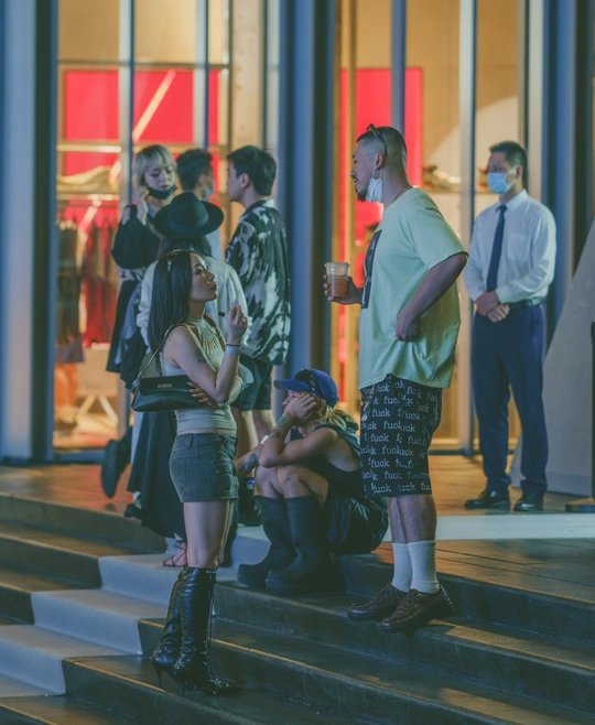 晚上站在楼梯上的一群人