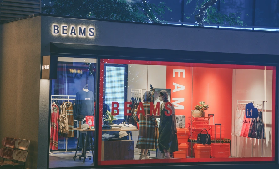 商店夜间的橱窗展示