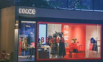 商店夜间的橱窗展示