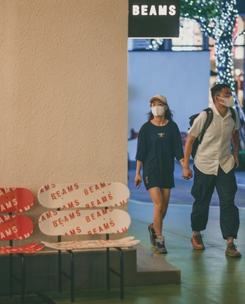 几个戴着口罩的人走在街上