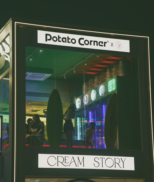 冲浪板商店的招牌 商店里有人