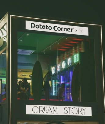 冲浪板商店的招牌 商店里有人