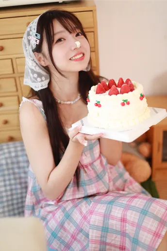 一位年轻女子拿着一个放着蛋糕的白盘子