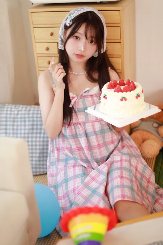 一位穿着连衣裙的年轻女子 holding a plate of cake