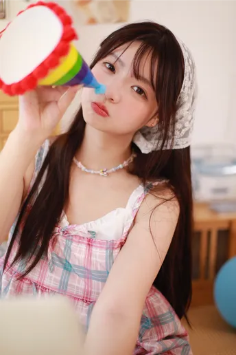 一位年轻女子举着玩具在她面前