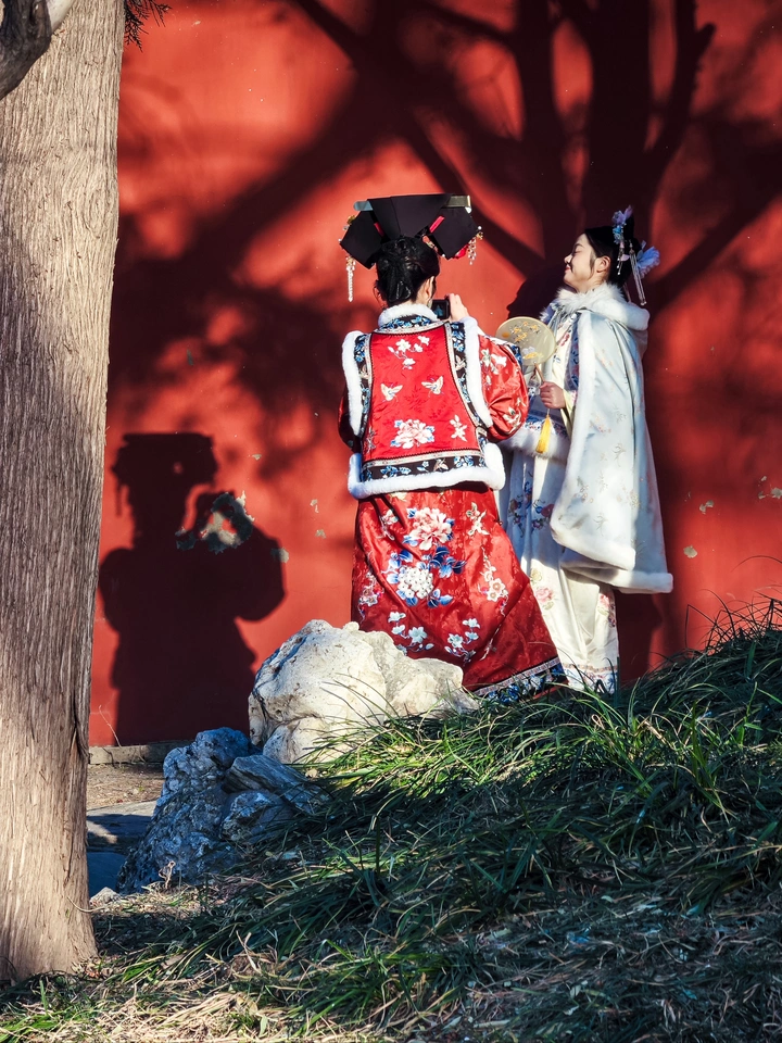 《对影成三人》