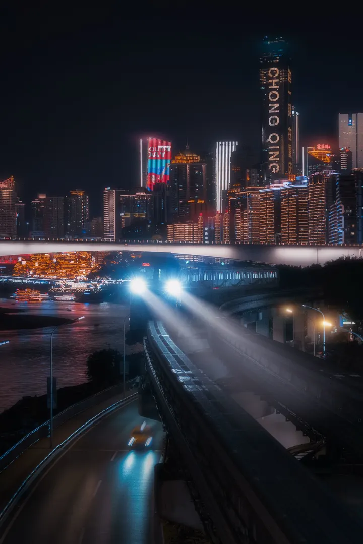 《夜魅山城：光影交织的绚烂》