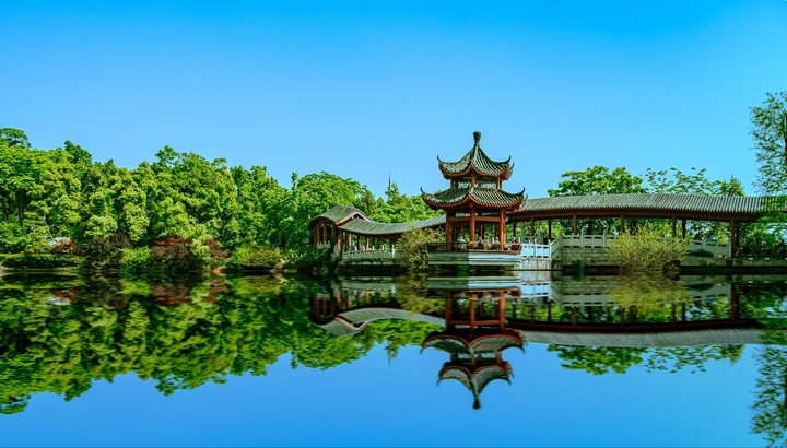 长沙岳麓山穿石坡湖