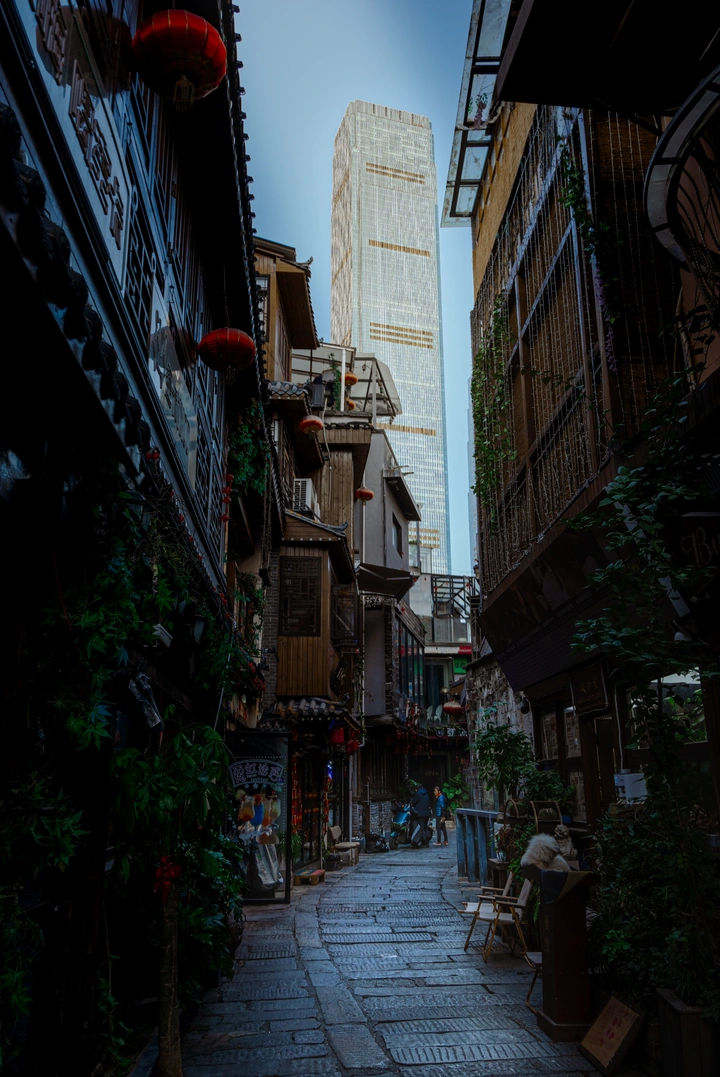 古巷与摩天大楼的时空对话。