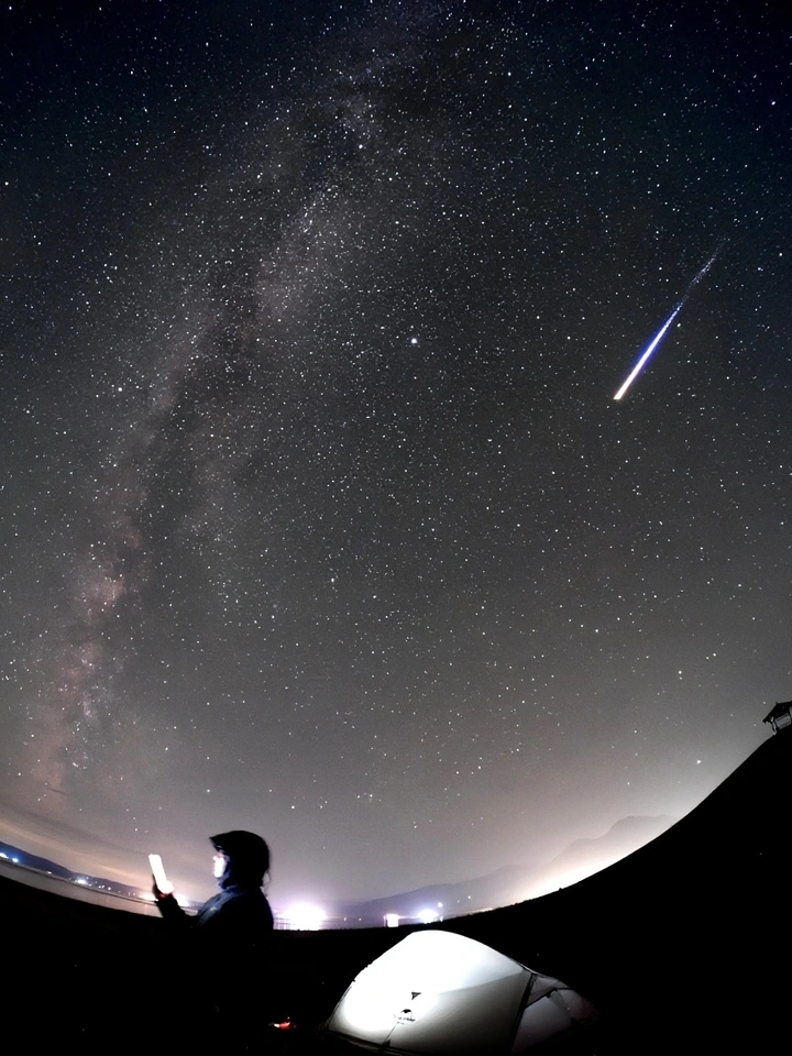 赛里木湖的银河与流星