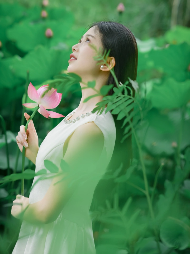 📸66个人像故事｜第四帧：荷隙泅光