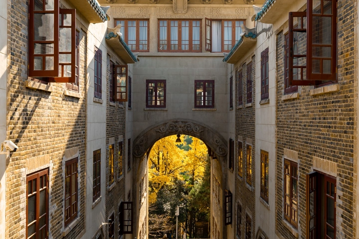 阳光沐浴武汉大学