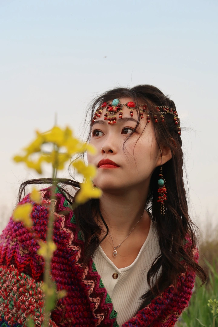 「红宝石映雪肤，针织流苏舞古风」