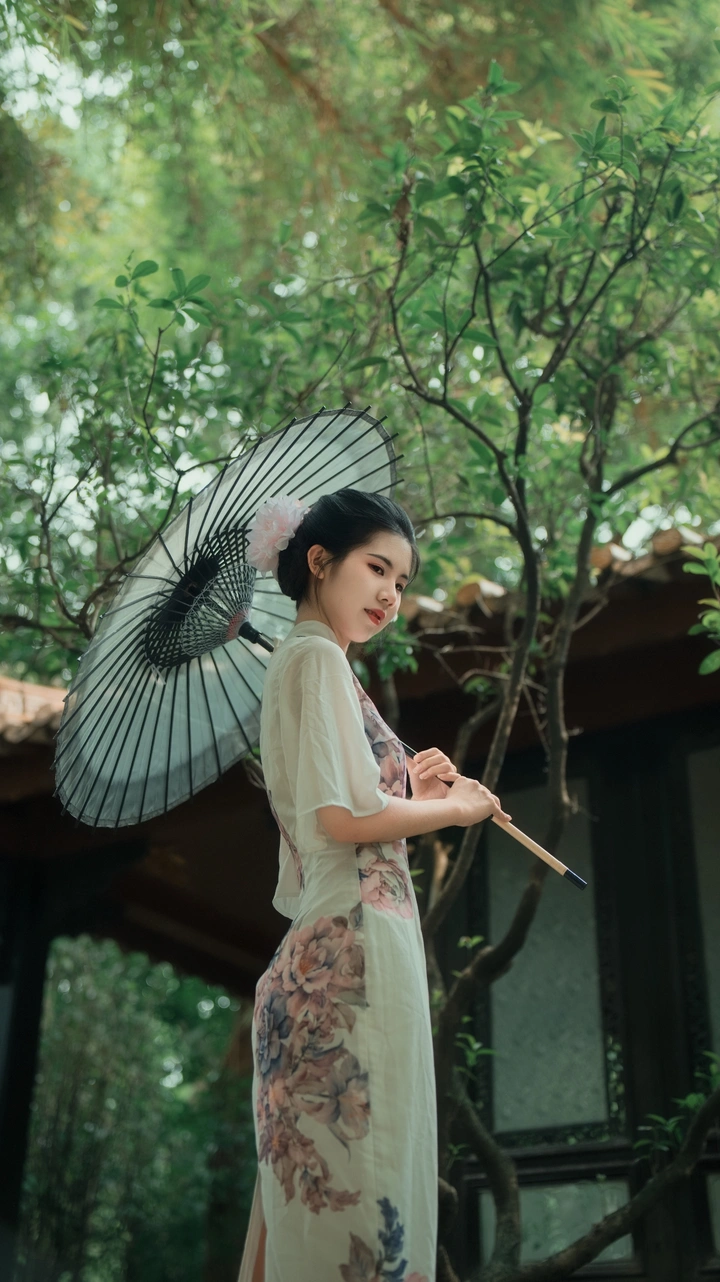 园林深深，旗袍藏着旧梦的韵