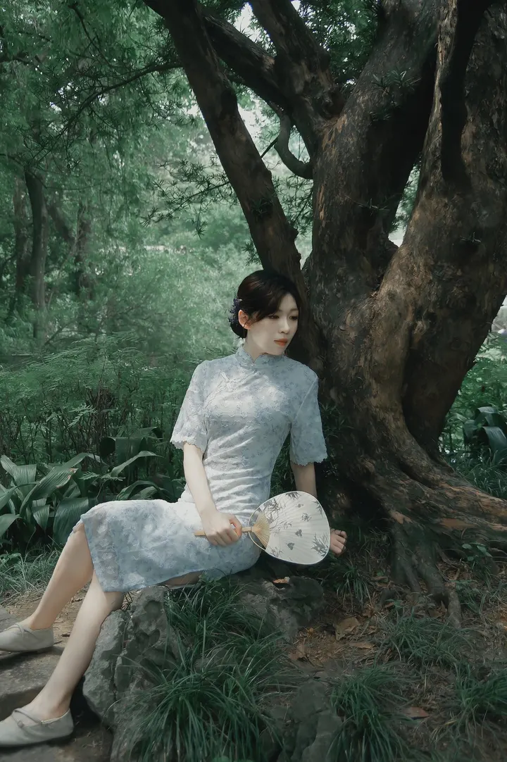 “旗袍为静，香雅恋如韵”