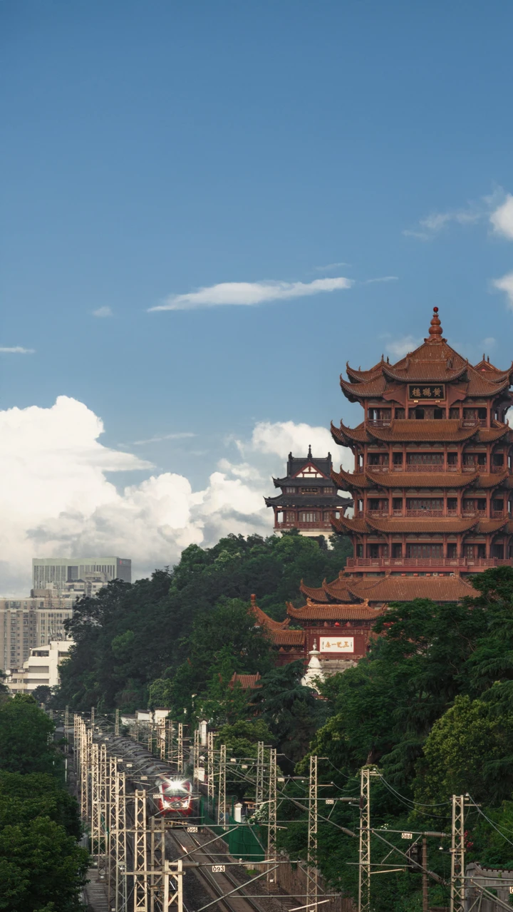 铁轨上的时光书页