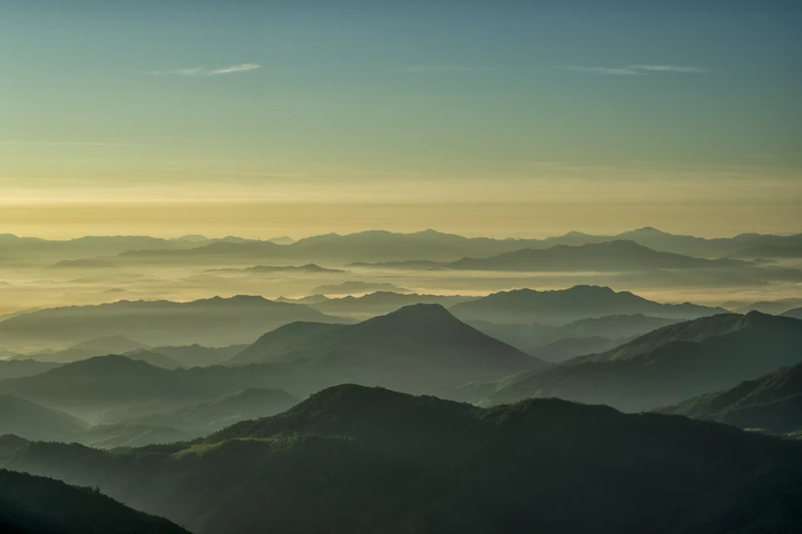 云雾缭绕的山峦叠嶂