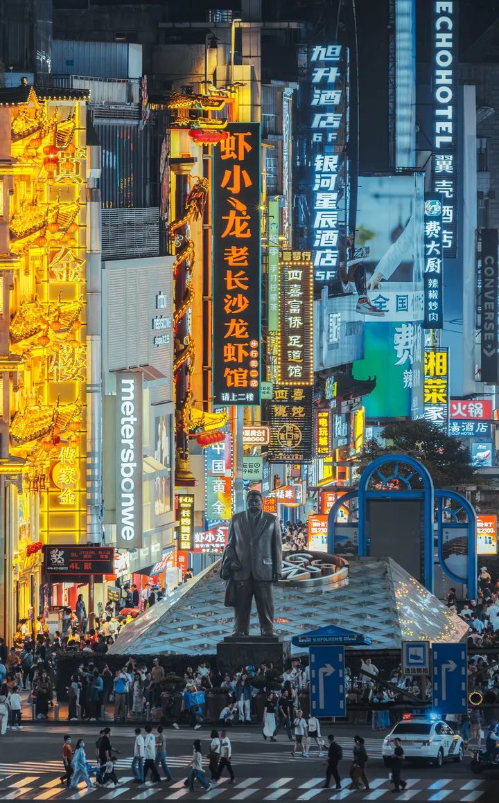 黄兴铜像下的繁华与繁荣