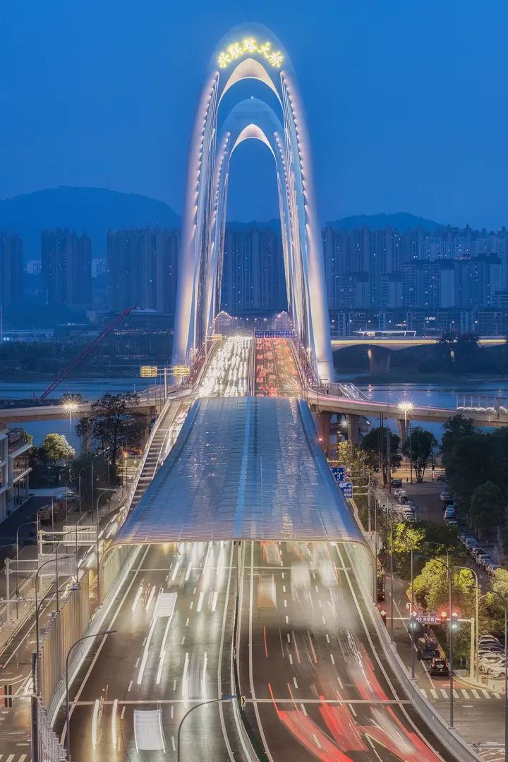 蓝调时刻的兴联路大桥
