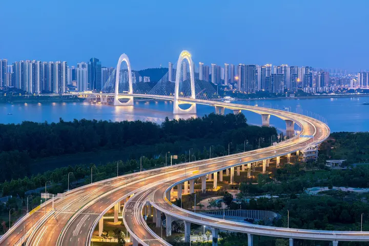 蓝调时刻的兴联路大桥