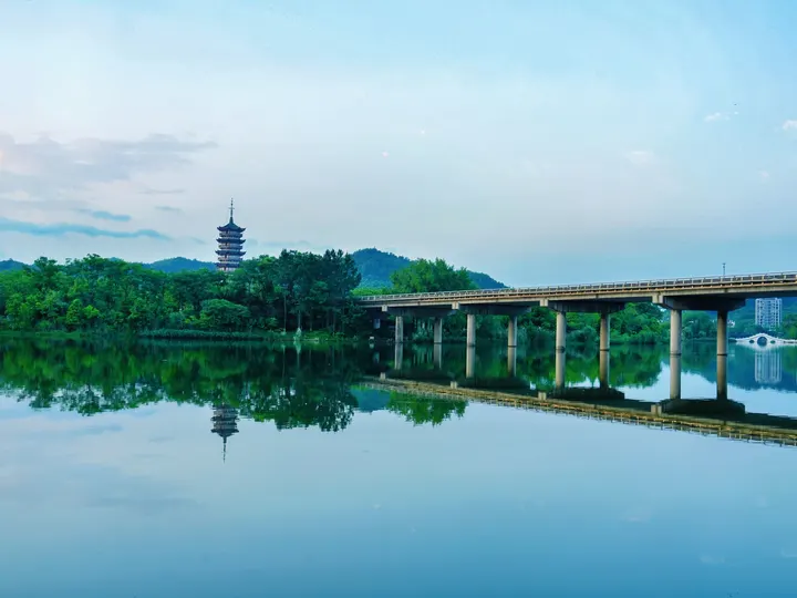 湖光塔影桥韵