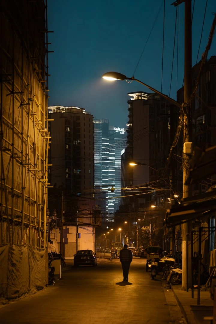 夜幕下的路人