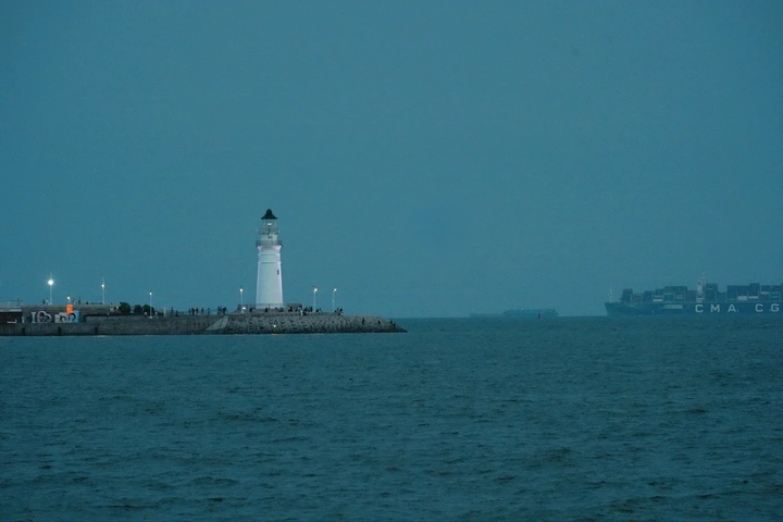 暮色中的海上灯塔