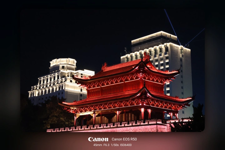 《夜影下的城隅百态》