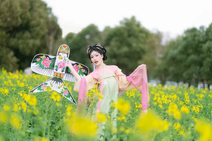 汉服和油菜花绝配