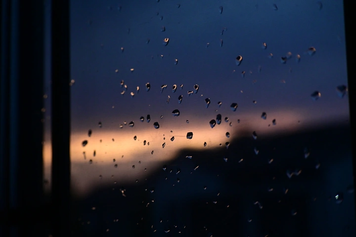 雨窗黄昏意