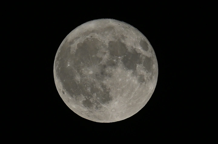夜空中的满月遐想
