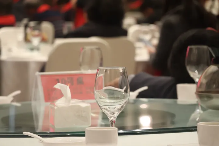 酒席桌上杯子