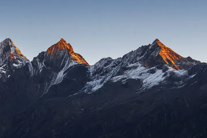雪山上面一点红